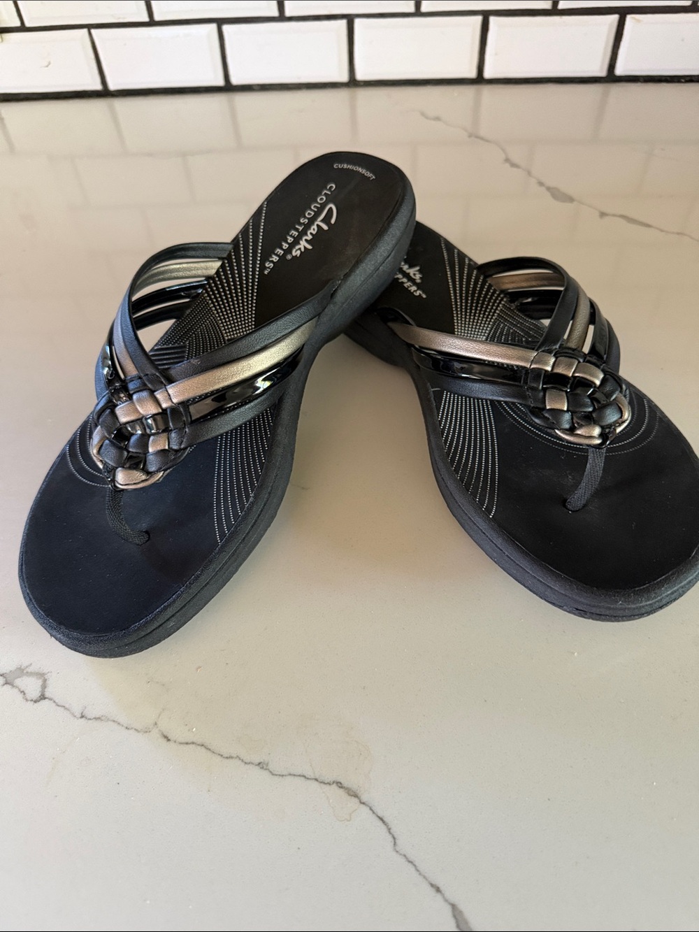 Clarks Cloudsteppers Breeze Coral Black & Metallic Braided Sandals LIKE NEW Sz 6